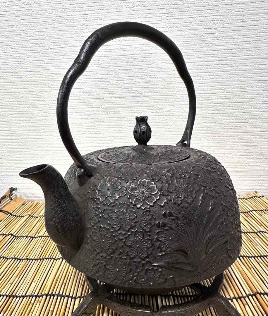 新品、供箱等付属品付　南部岩鋳四代目清末作 　真作保証　２３型南部桜　南部鉄瓶