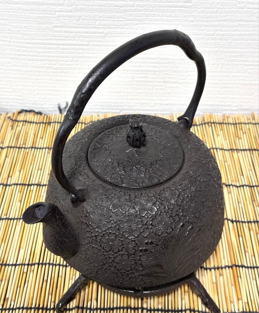 新品、供箱等付属品付　南部岩鋳四代目清末作 　真作保証　２３型南部桜　南部鉄瓶