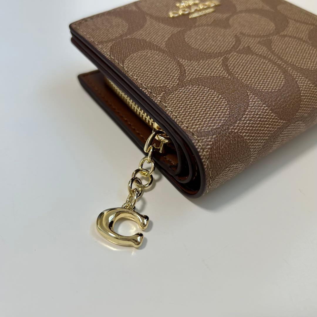 耀くん 新品 COACH 財布 二つ折り財布 カーキ×レッドウッド シグネ