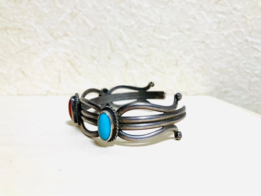 ナバホ族　シルバーバングル　ターコイズ　コーラル　インディアンジュエリー
