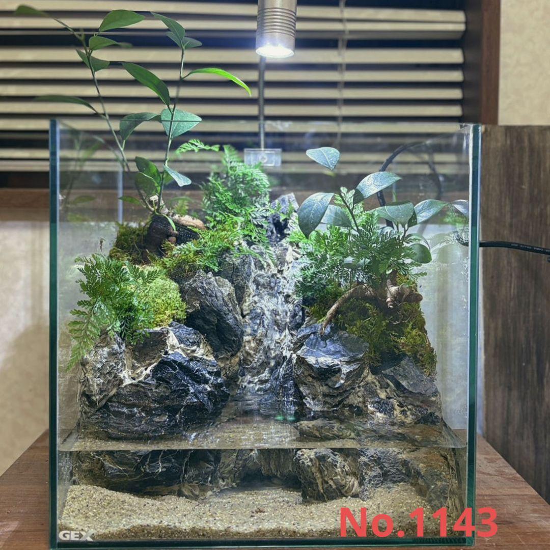 滝の流れるアクアテラリウム　No.1143