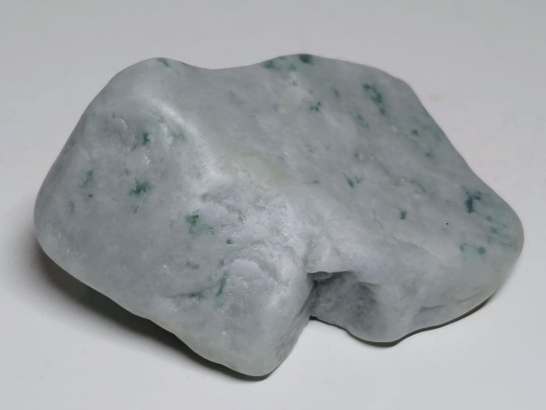 淡灰緑 171g 翡翠 ヒスイ 原石 鑑賞石 自然石 誕生石 鉱物 鉱石 水石