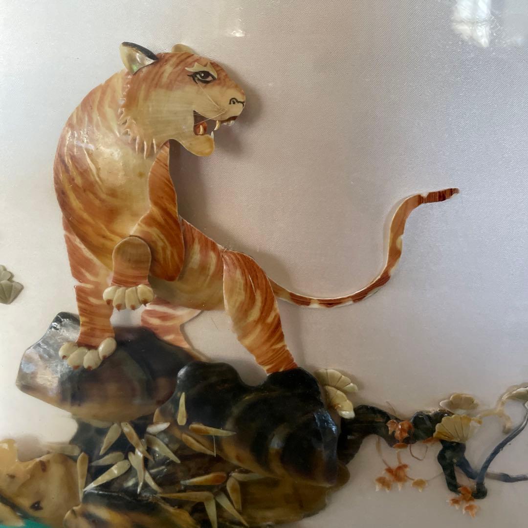 空山の額　〜貝殻で岩に立つ虎を表現している。値下げ交渉してください。