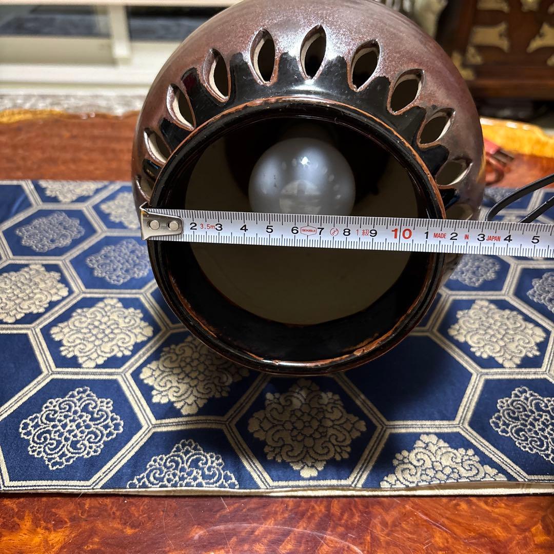 陶器製の茶色の照明器具