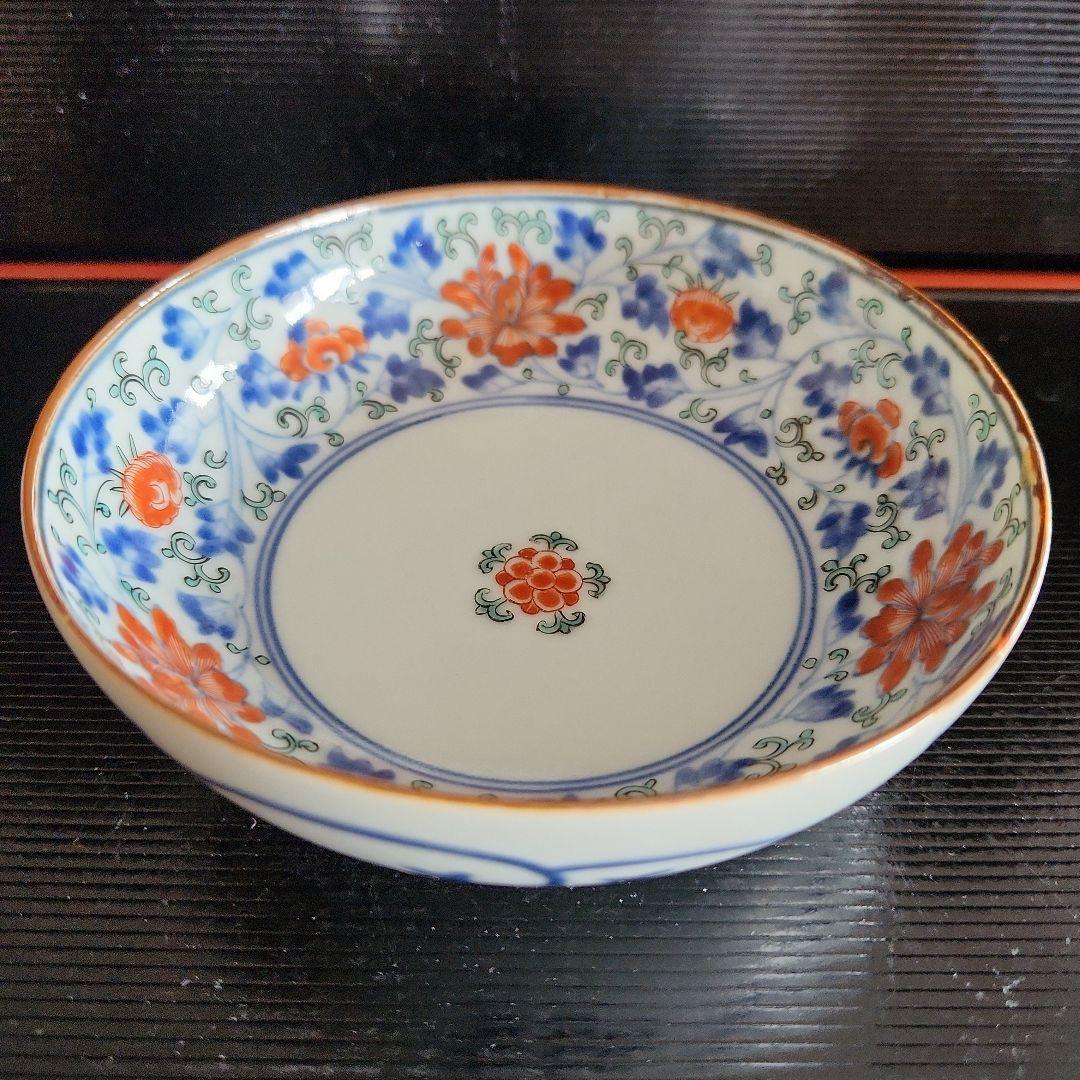 柿右衛門手の色絵花唐草文小皿