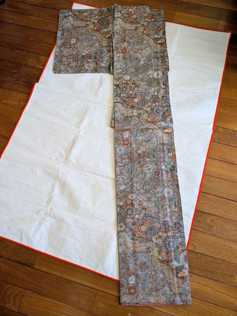 【美品】お召し 辻が花模様織り出し 刺繍 優しいグレー 淡ピンク 正絹