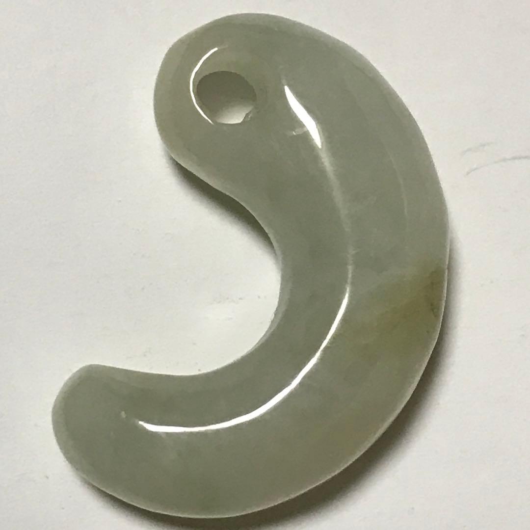 クリーム色っぽい黄緑の細長い翡翠勾玉　糸魚川産