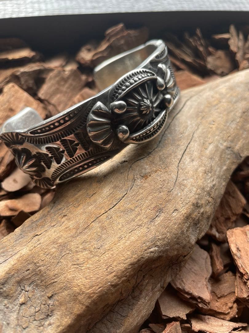 ヤ*ン様 新作バングル　デルバート好きな方　腕周り18cm