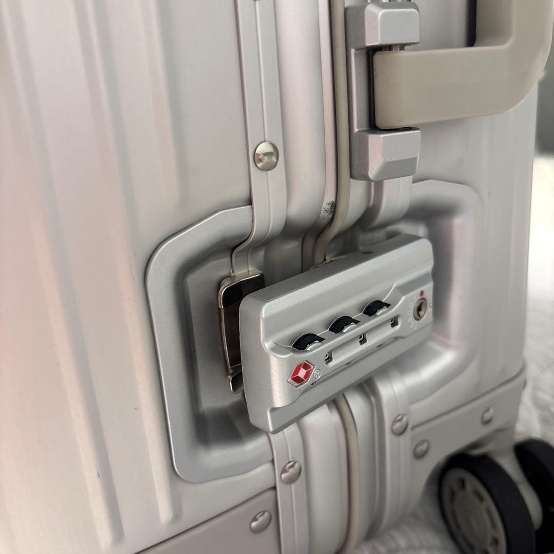 Mercedes シルバー キャリーケースと非売品のベアーのぬいぐるみ付き