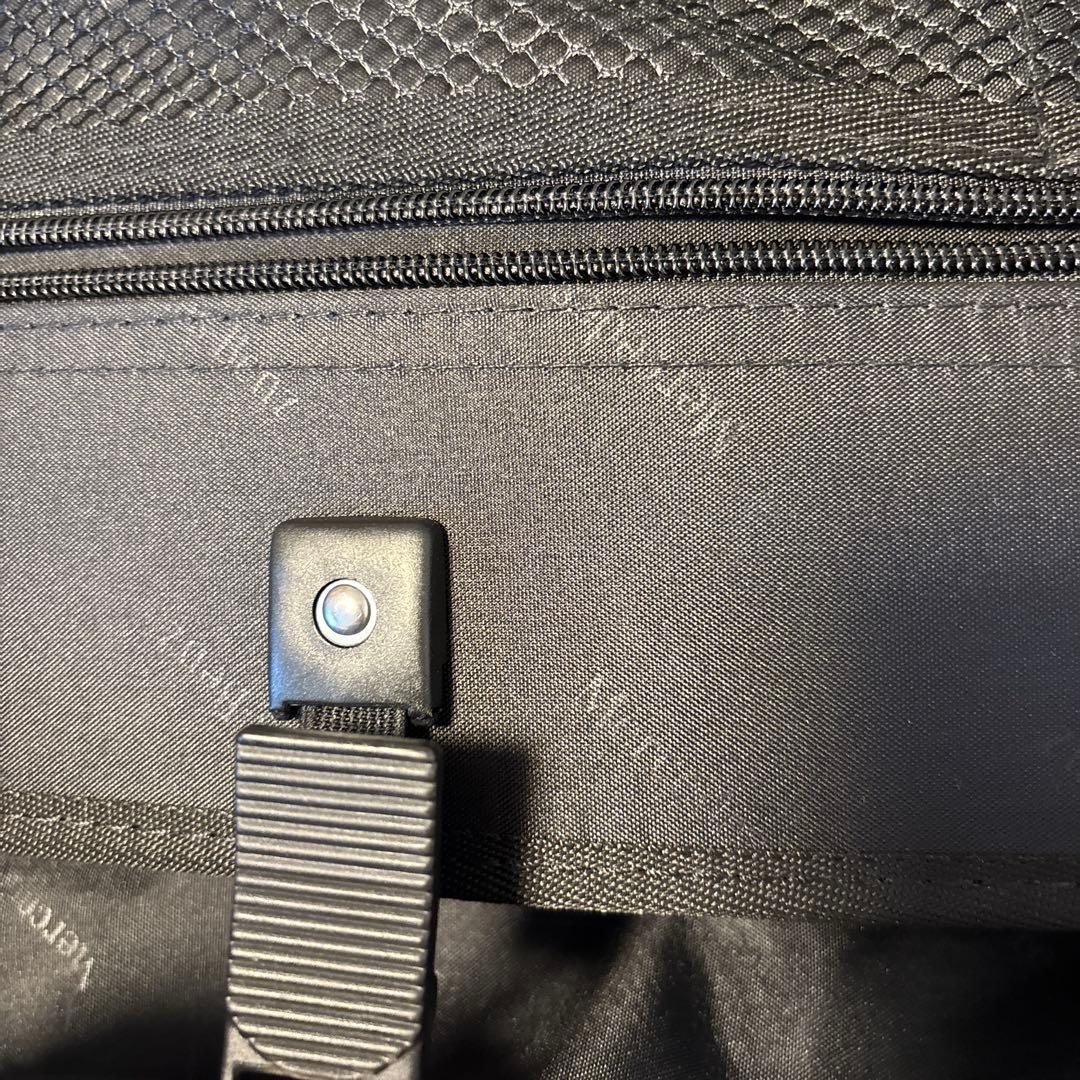 Mercedes シルバー キャリーケースと非売品のベアーのぬいぐるみ付き