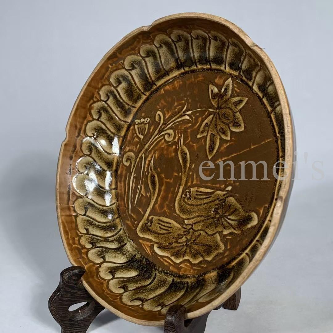 中国古美術・旧蔵品 宋代 定窑 酱釉 花鸟纹盘・食器・禮品・置物・茶道具・文房具