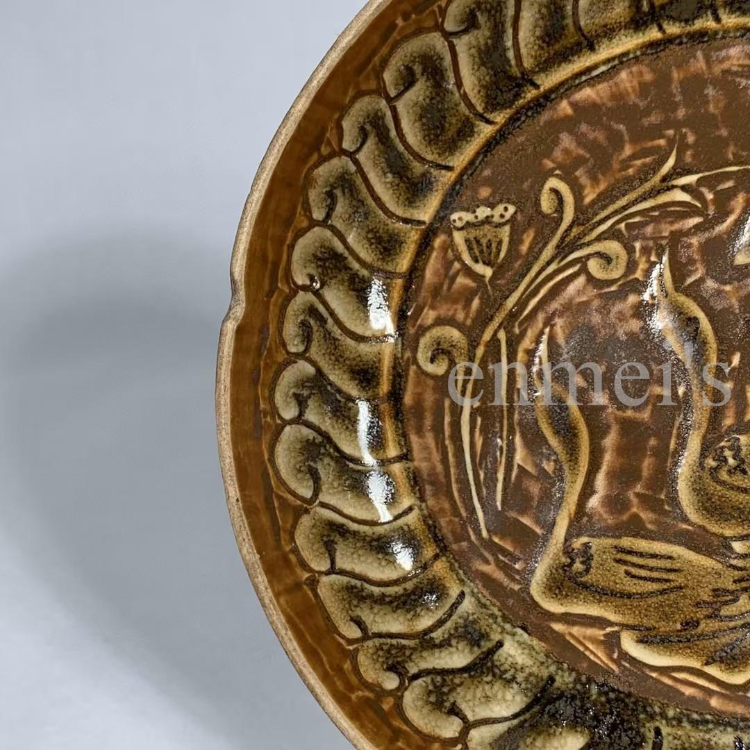 中国古美術・旧蔵品 宋代 定窑 酱釉 花鸟纹盘・食器・禮品・置物・茶道具・文房具