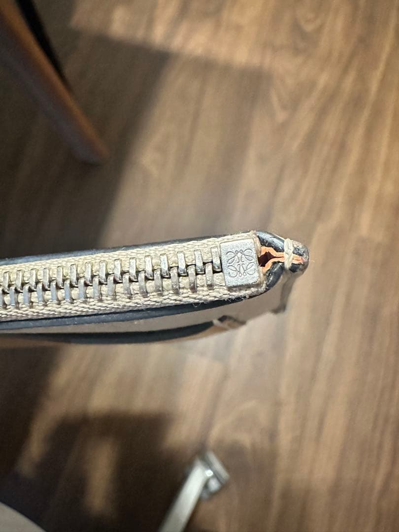 LOEWE ベージュ レザー ケース