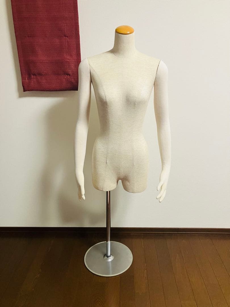 トルソー（バスト81サイズ）　腕と手指が動くマネキン