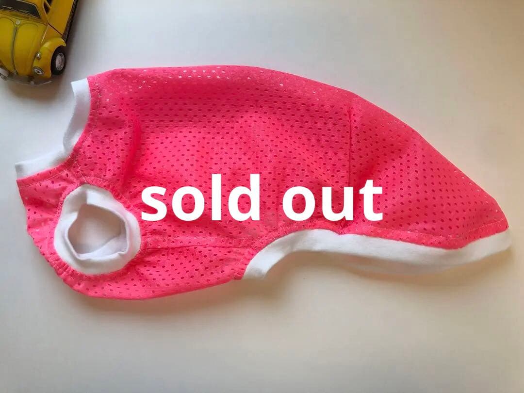 蛍光ピンクメッシュのタンクトップ　小さめSサイズ　イタグレ服　犬服