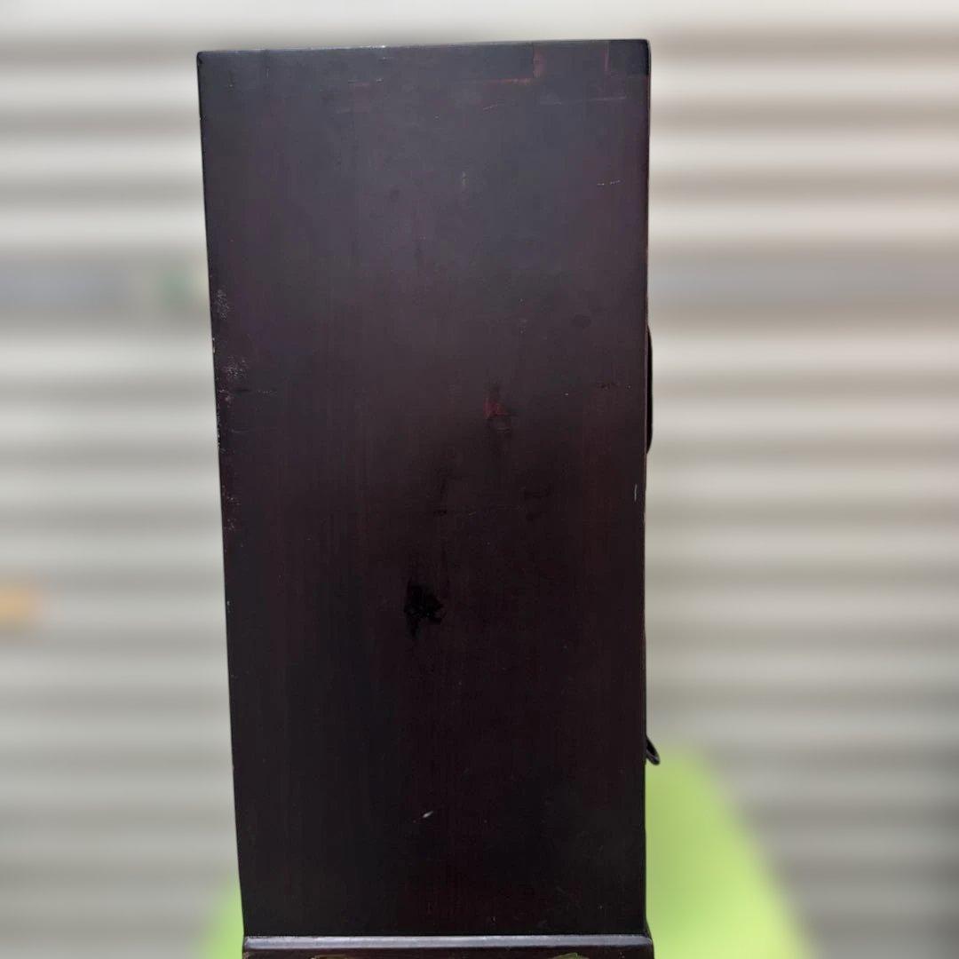 伝統的な黒い木製箪笥　アンティーク