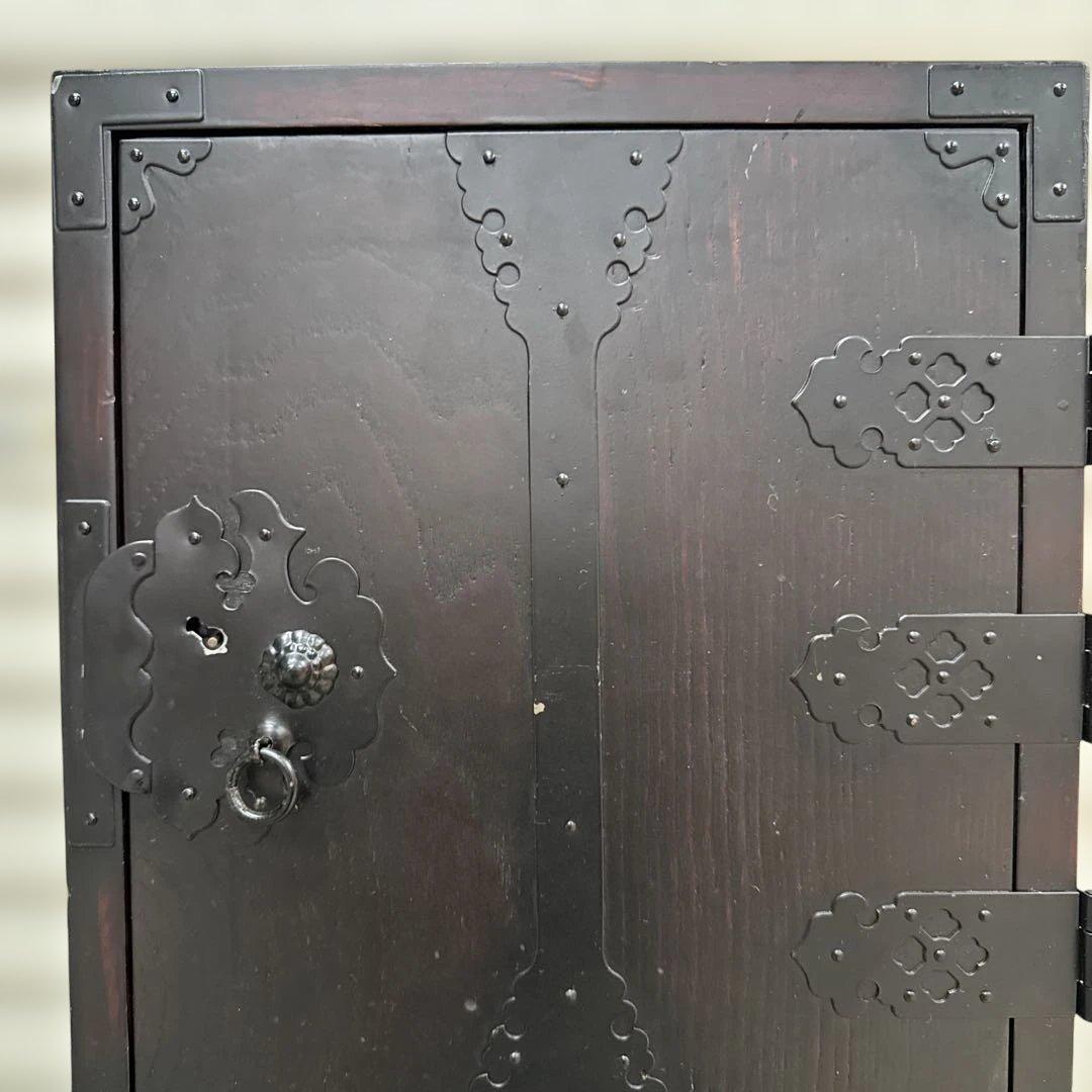 伝統的な黒い木製箪笥　アンティーク