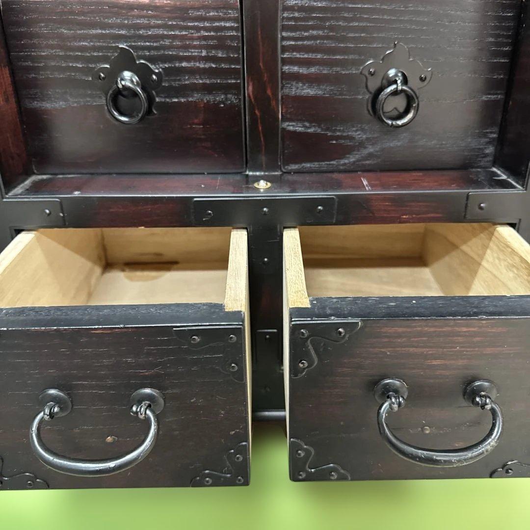 伝統的な黒い木製箪笥　アンティーク