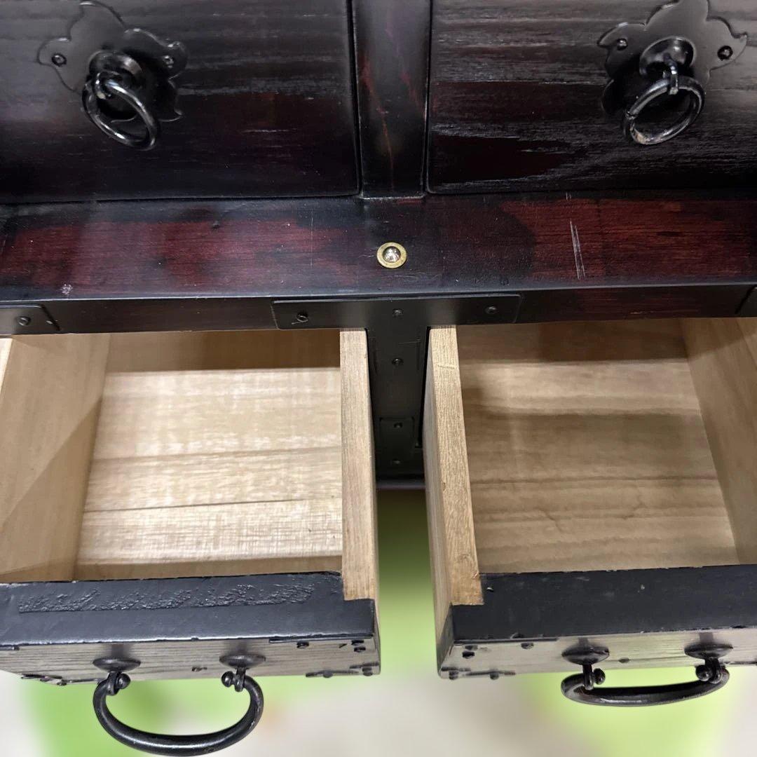 伝統的な黒い木製箪笥　アンティーク