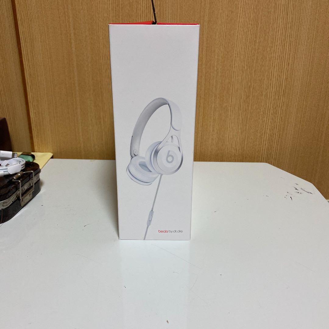 ヘッドホン Beats by Dr Dre BT EP ON WHITE