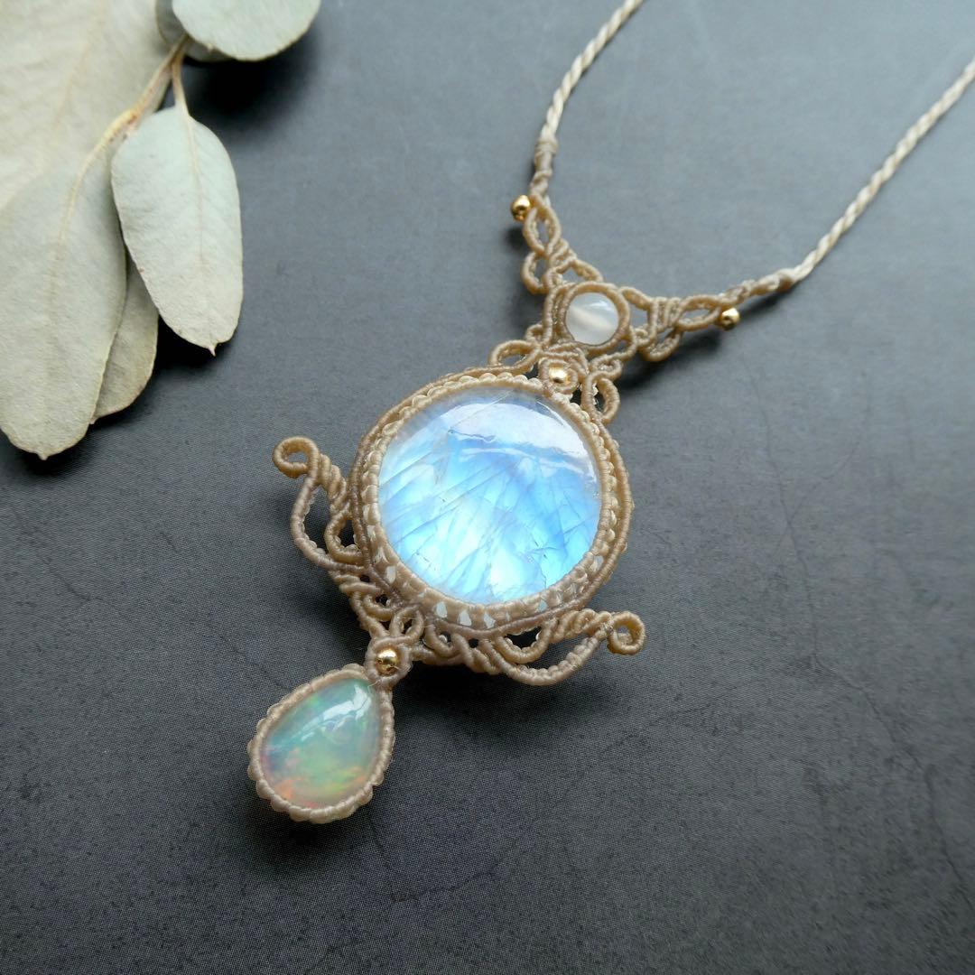 レインボームーンストーン・オパールのマクラメネックレス