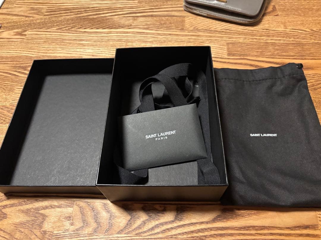 R*T様 サンローラン 財布 グレージュ