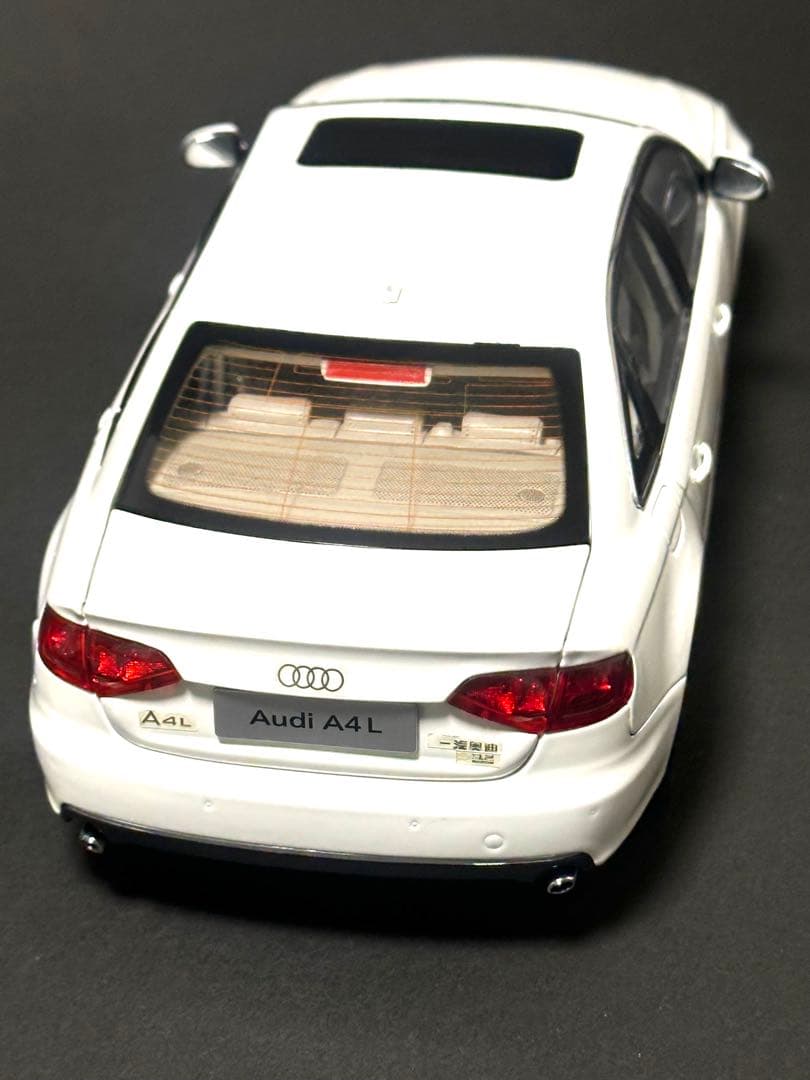 Audi A4 ホワイト ミニカー　1/18 白
