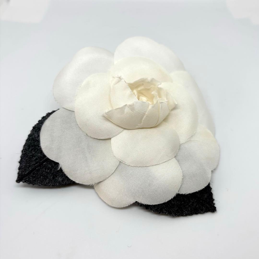 【シャネル】コサージュ ブローチ カメリア 白 入園式 入学式 結婚式 式典