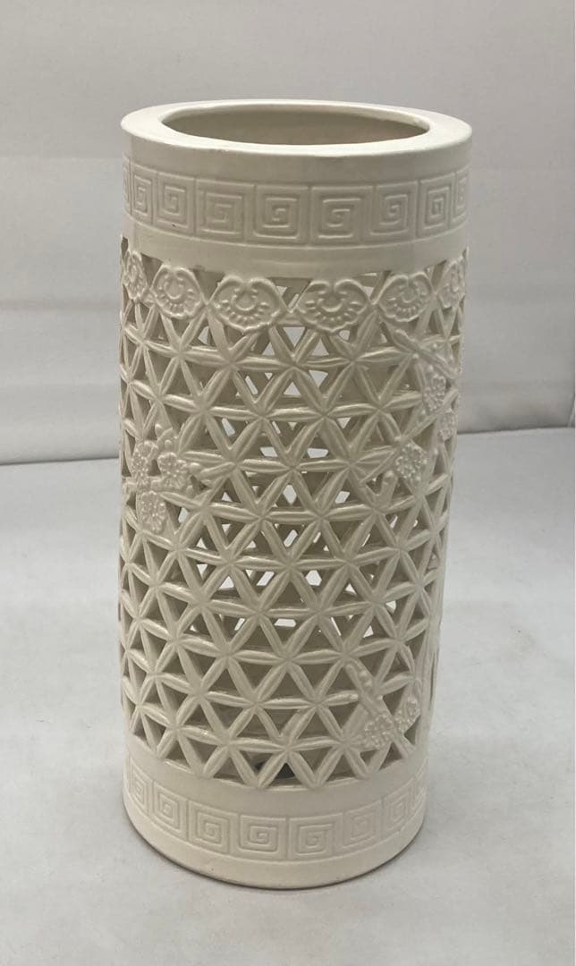 B168s  淡黄磁「梅透し彫筒飾り」砥部焼　花瓶　大正昭和　竹梅　愛媛