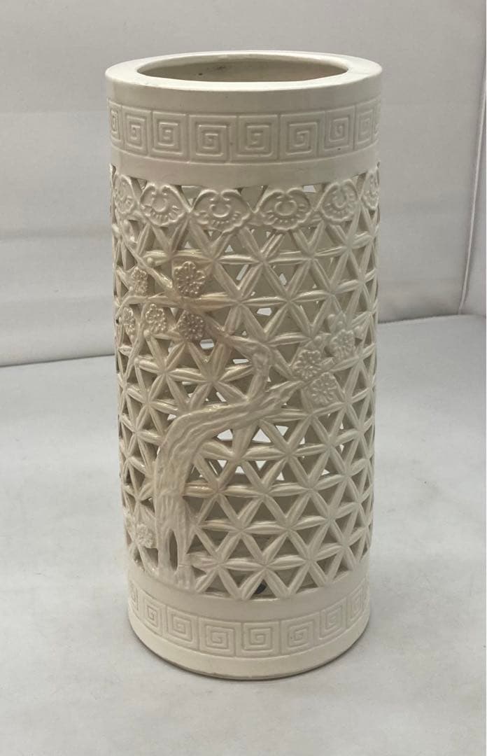 B168s  淡黄磁「梅透し彫筒飾り」砥部焼　花瓶　大正昭和　竹梅　愛媛