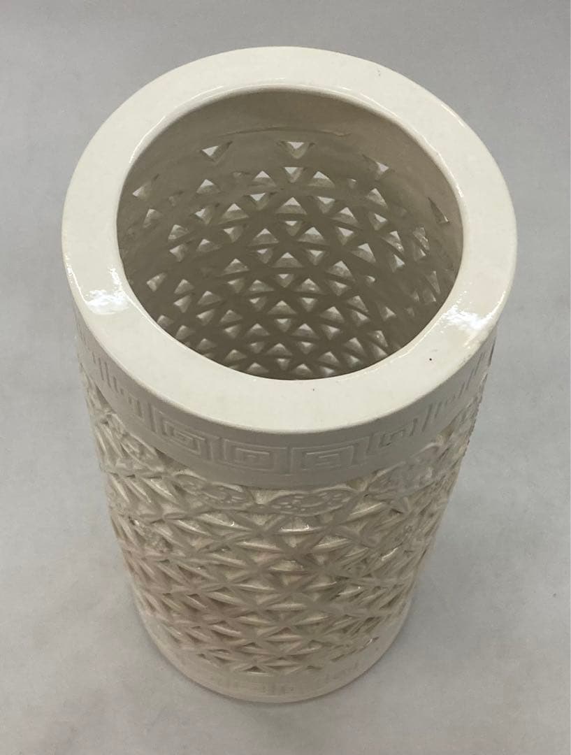 B168s  淡黄磁「梅透し彫筒飾り」砥部焼　花瓶　大正昭和　竹梅　愛媛