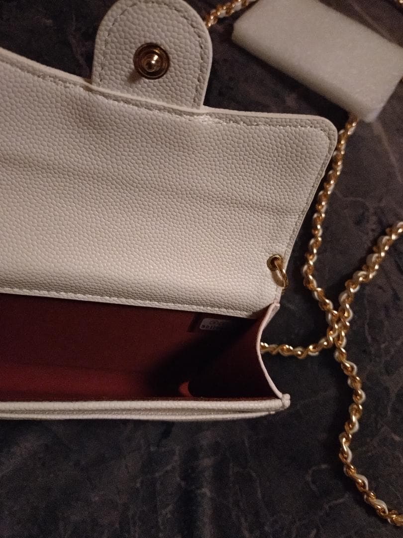 新品未使用　CHANEL 白キルティング ケース　チェーン付き　ノベルティ