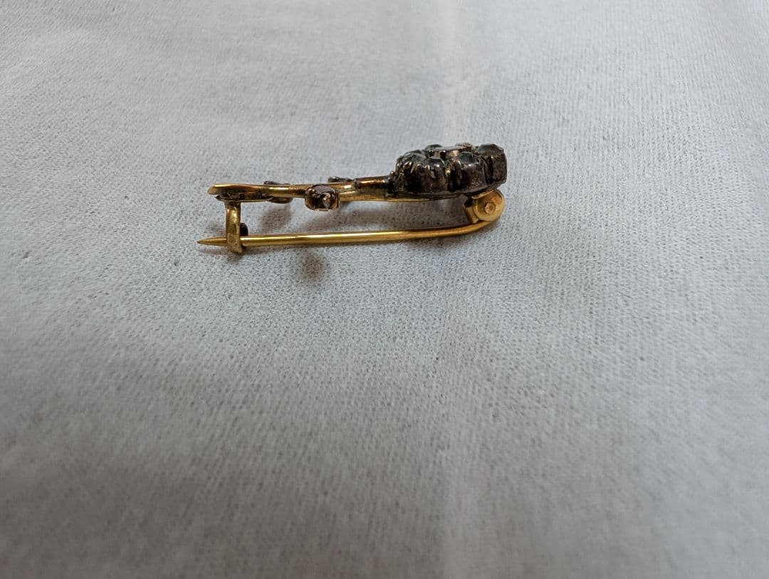 ジュエリー　ブローチ