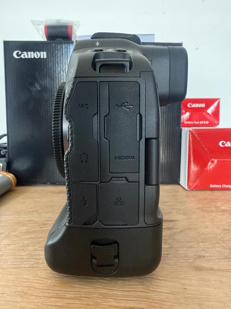 CANON EOS R3 本体　予備バッテリー×２　シャッター12000以下