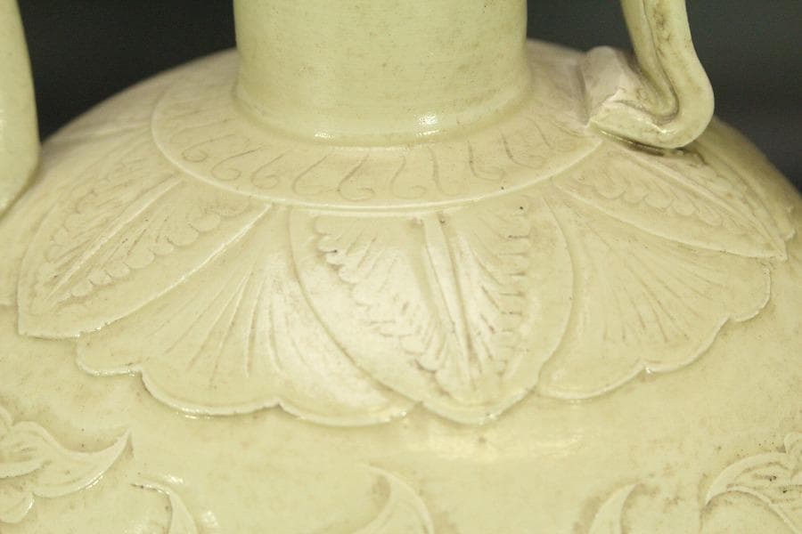 中国美術 白磁 陽刻草花紋 瓶(ZE663)