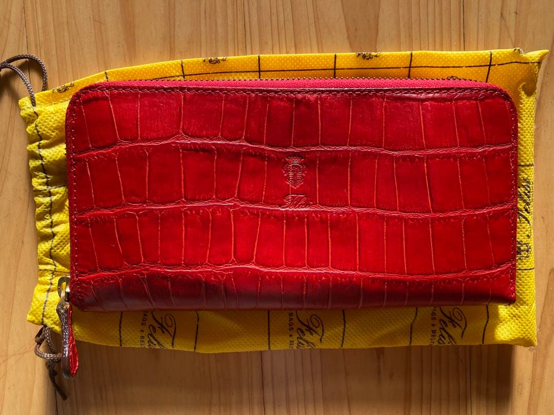 は*る様 【フェリージ】赤 牛革（クロコダイル風）長財布 収納袋付き