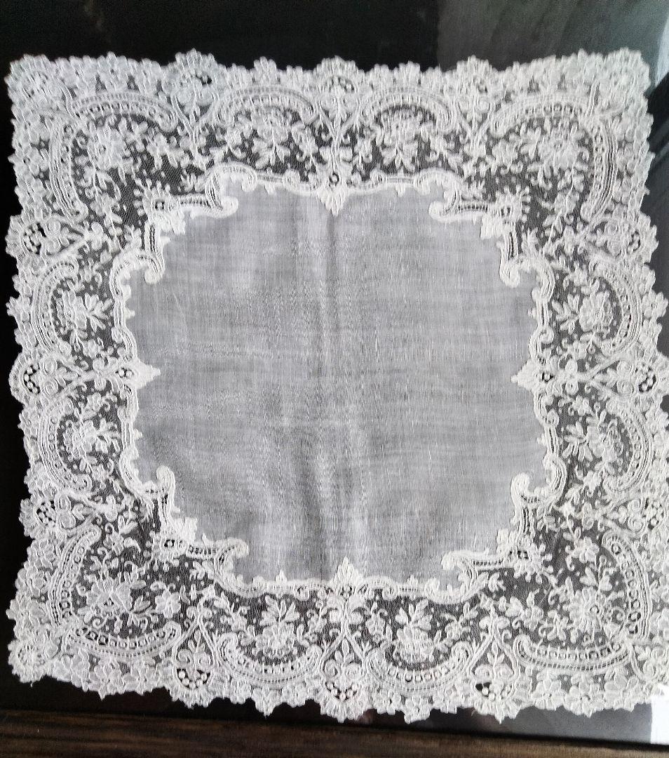 パリの骨董屋さんで購入の繊細なレ―スのハンカチ、アンティークコレクション