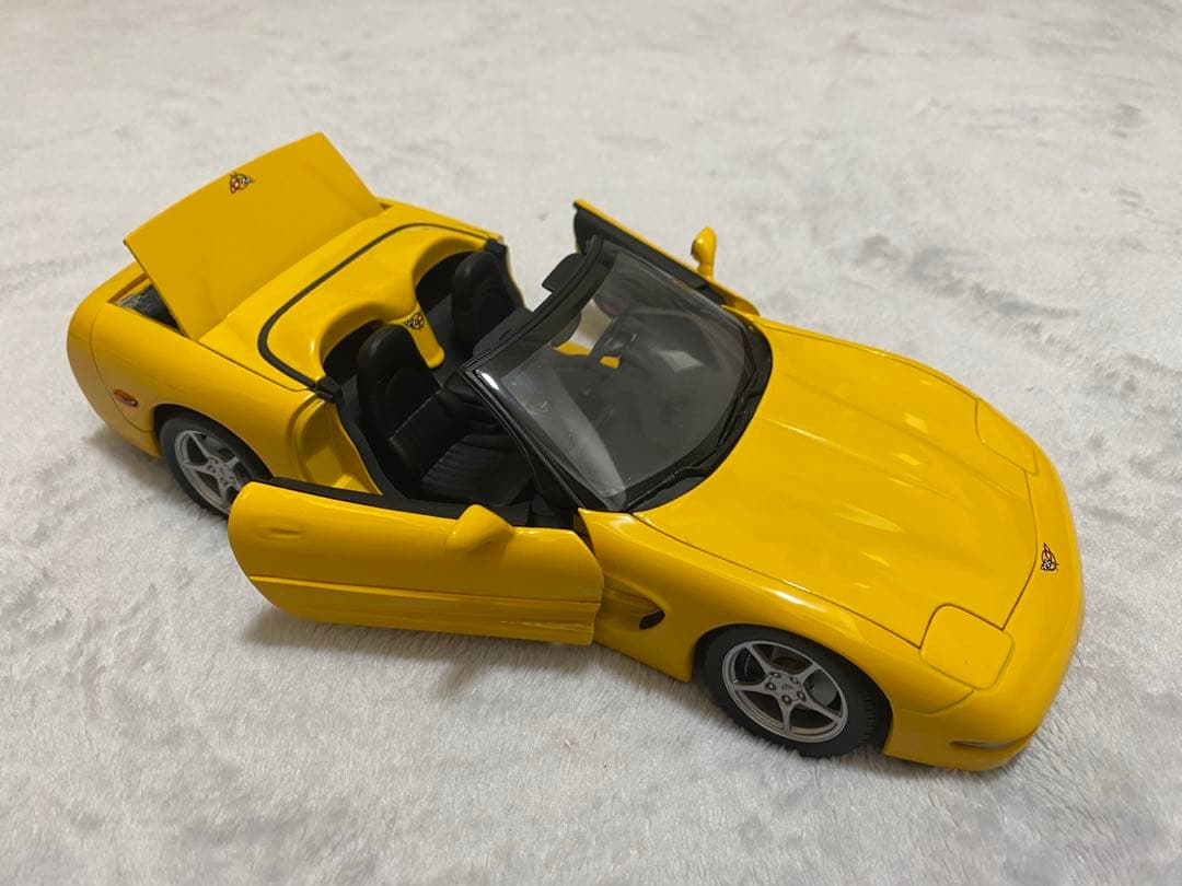 ミニカー UT CHEVROLET CORVETTE 1/18