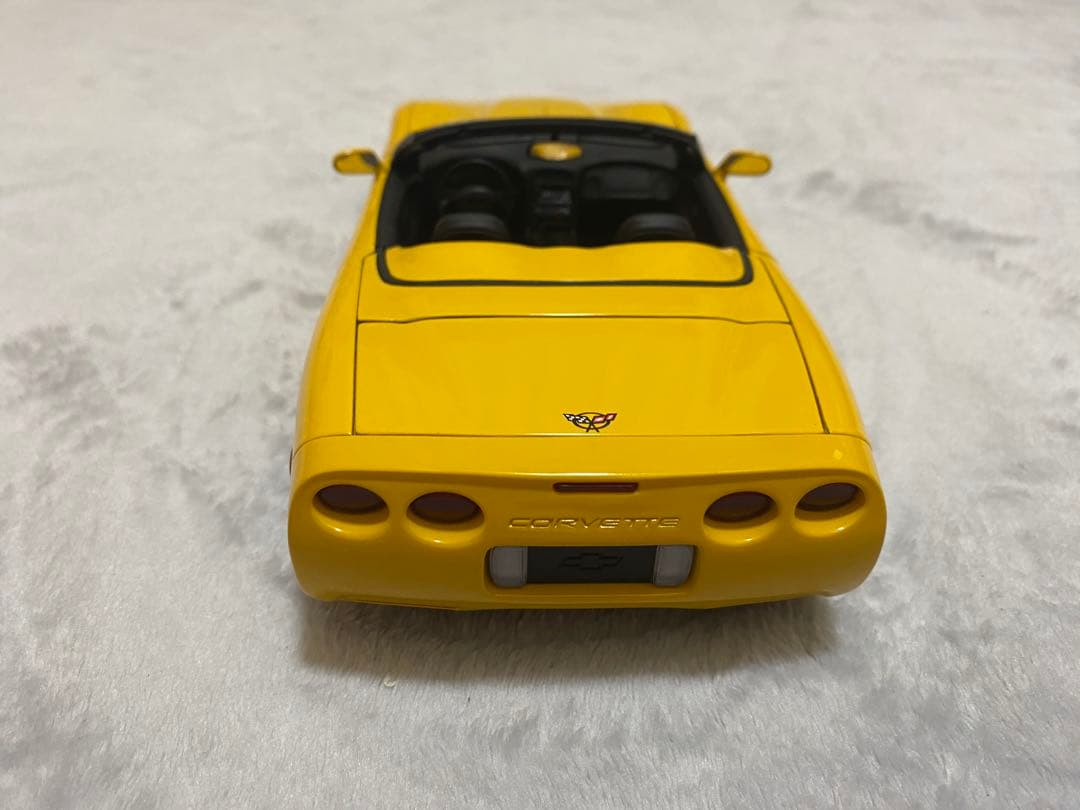 ミニカー UT CHEVROLET CORVETTE 1/18