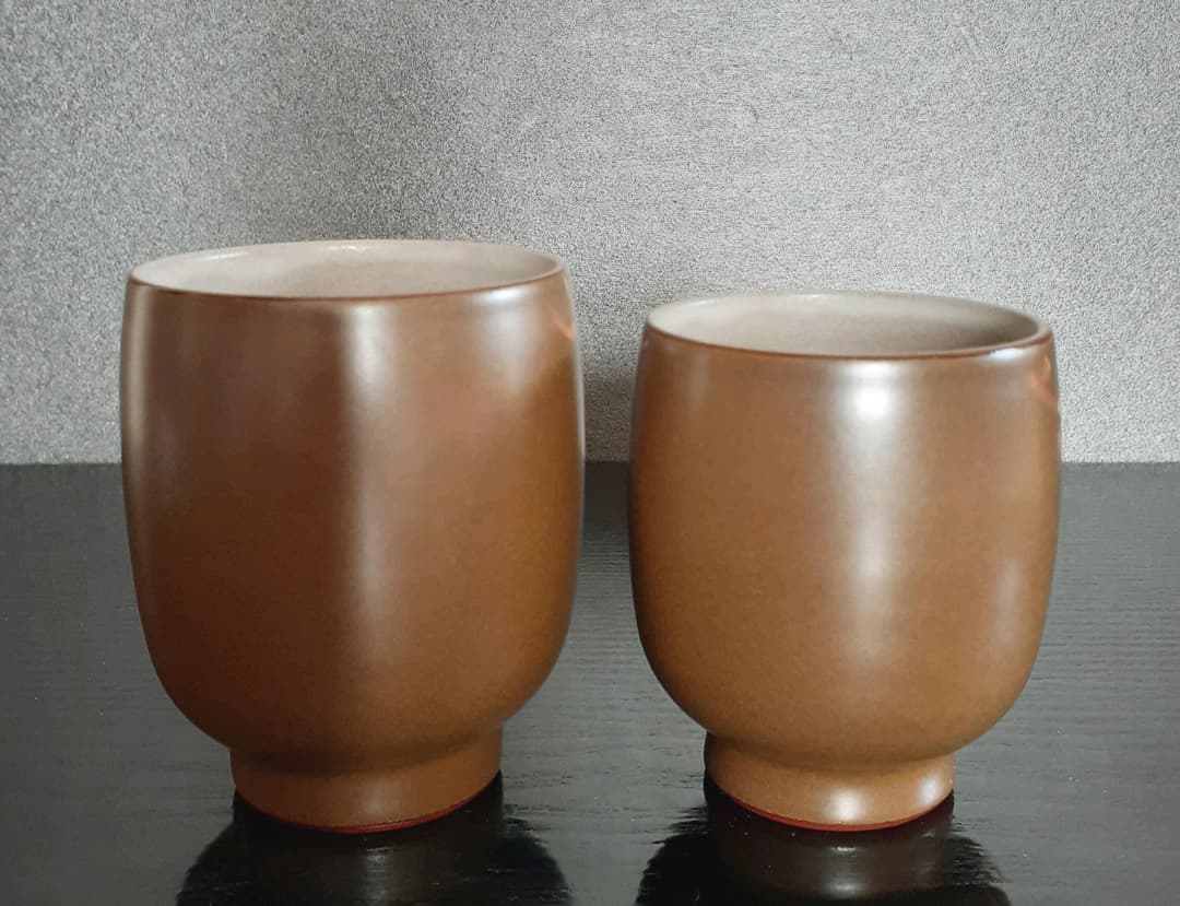 人間国宝　佐渡　無名異焼　【五代伊藤赤水】造　湯呑茶碗　大小　夫婦湯呑　共箱栞付