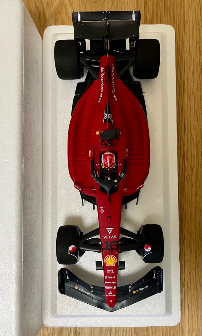 C.ルクレール フェラーリF1-75 1/18、アルファロメオ1/2ヘルメット