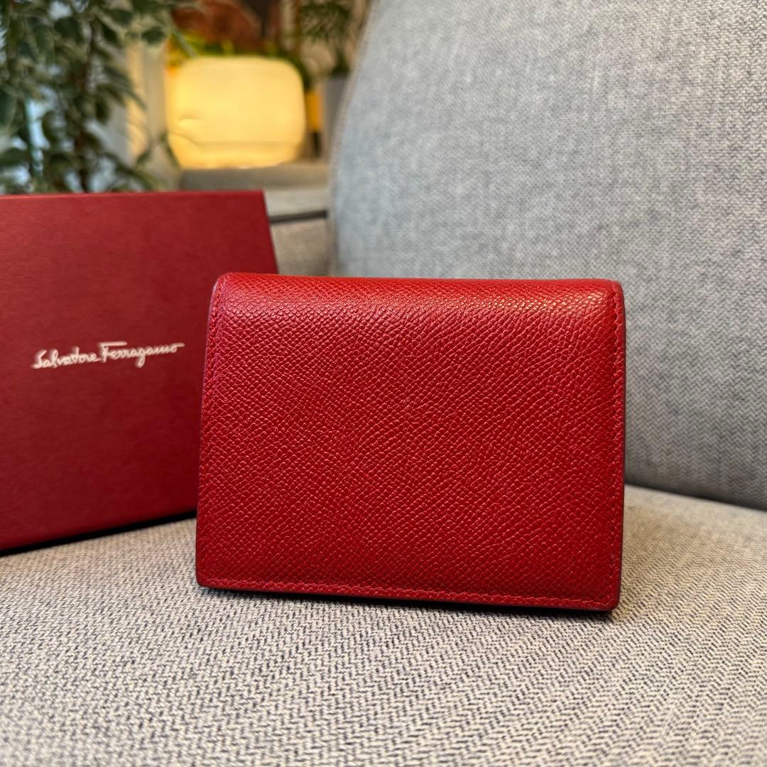 フェラガモ ガンチーニ コンパクトウォレット リップスティックレッド
