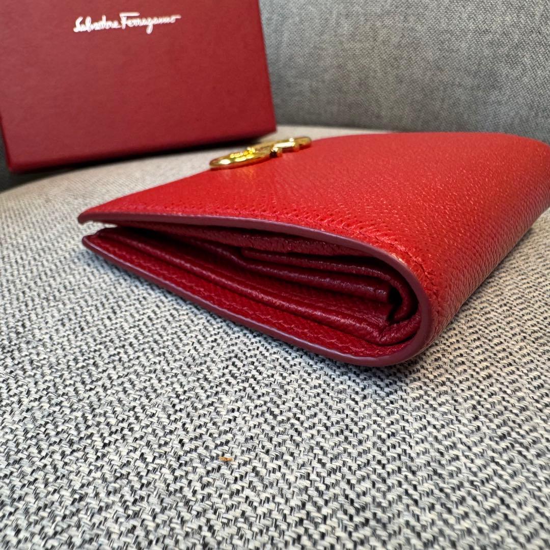 フェラガモ ガンチーニ コンパクトウォレット リップスティックレッド