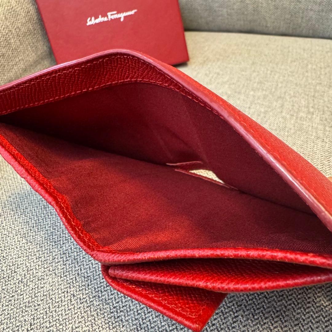 フェラガモ ガンチーニ コンパクトウォレット リップスティックレッド