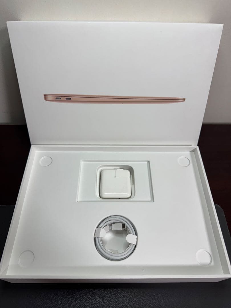 MacBook Air 2018、13インチ、ローズゴールド色。