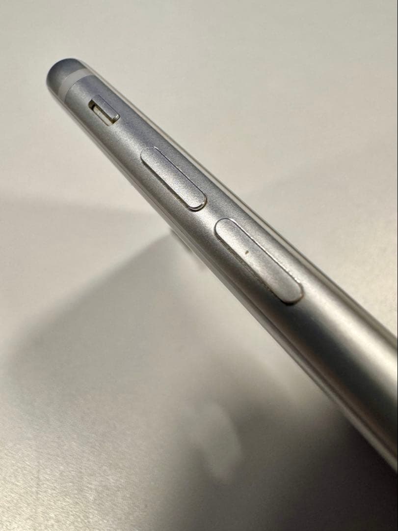 Apple iPhone 8 シルバー 64GB バッテリー残100%