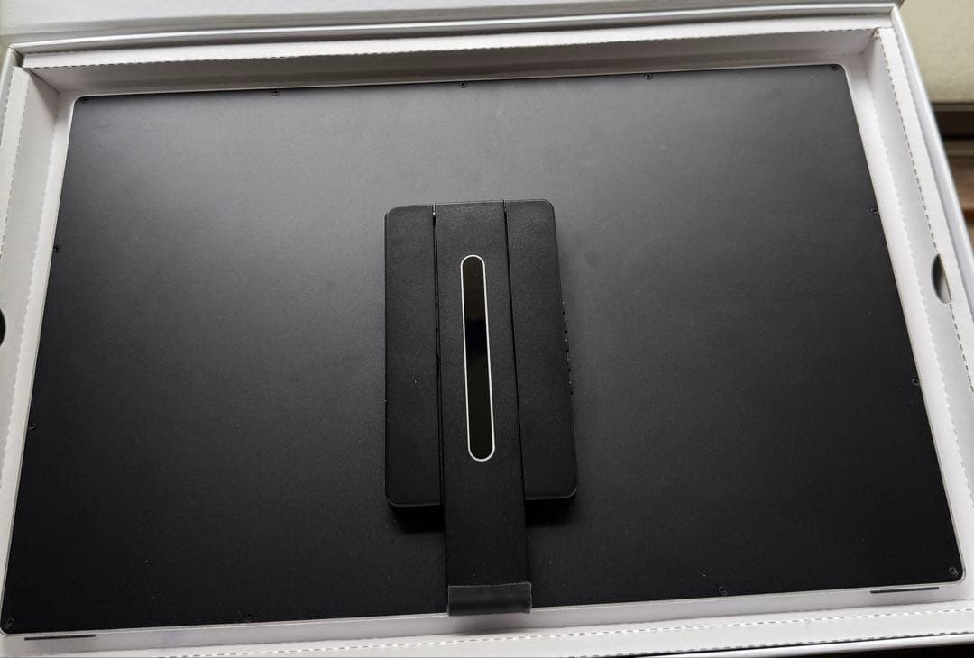 モバイルモニター4k 15.6インチ　ブラックディスプレイ スタンド付き4k