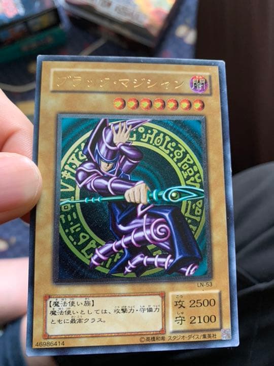 遊戯王 ブラック・マジシャン　レリーフ　美品