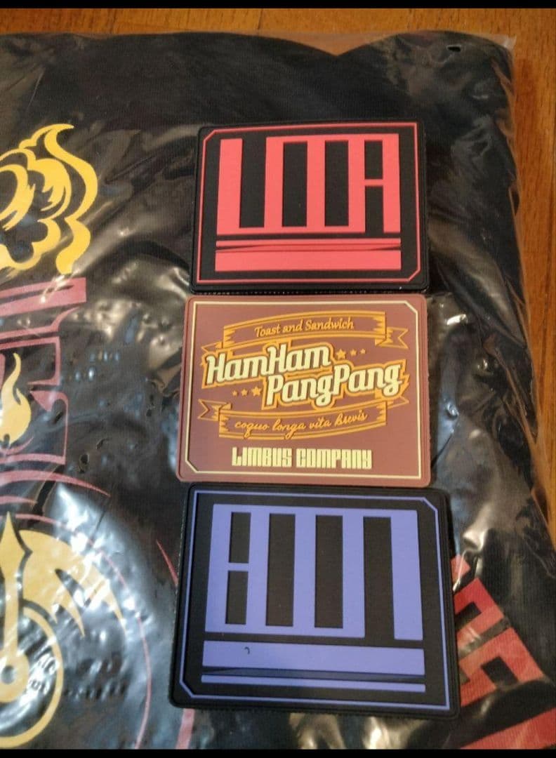 リンバスカンパニー　パーカー ハムハムパンパン限定バッチ3枚付き