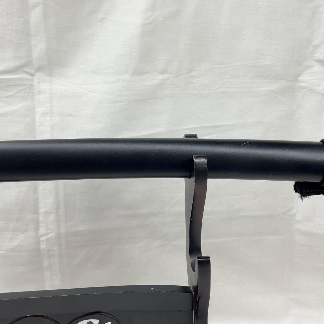 【模造刀】太刀 樋入り 鶴鍔 透かし 全長97.0センチ 黒鞘 互の目 刃紋